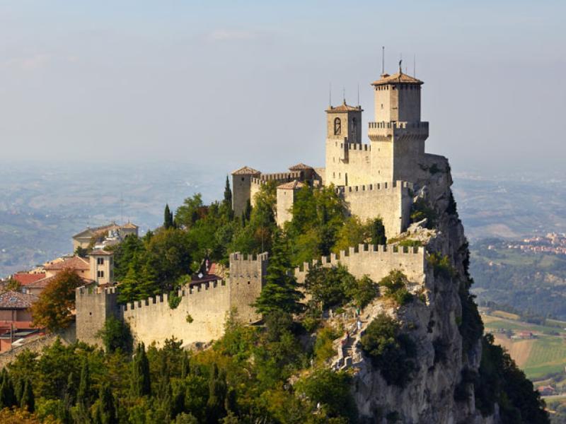 La Rocca Guaita, antica fortezza di San Marino, domina il paesaggio circostante.
