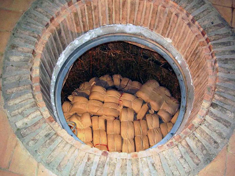 Pozzo con pacchi di contrabbando nascosti al suo interno.