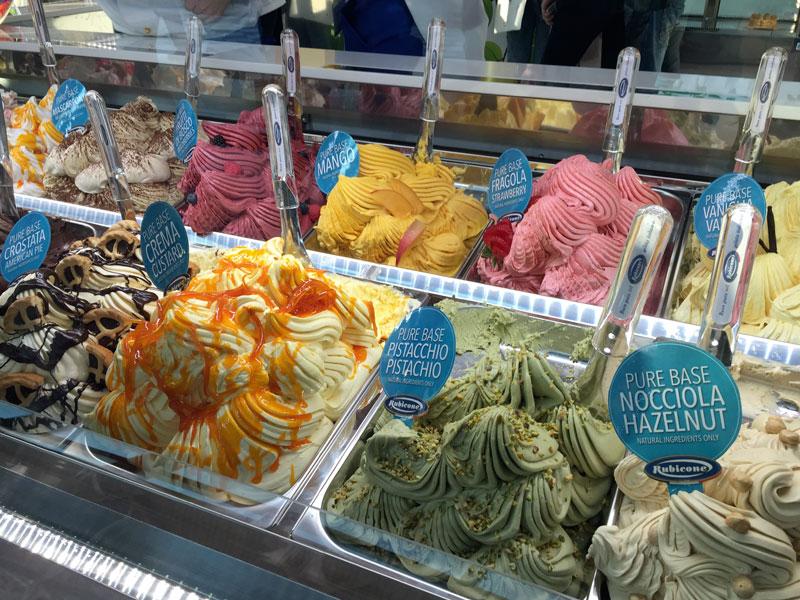 Gelateria con gusti vari: nocciola, pistacchio, mango, fragola, vaniglia, crema, crostata.