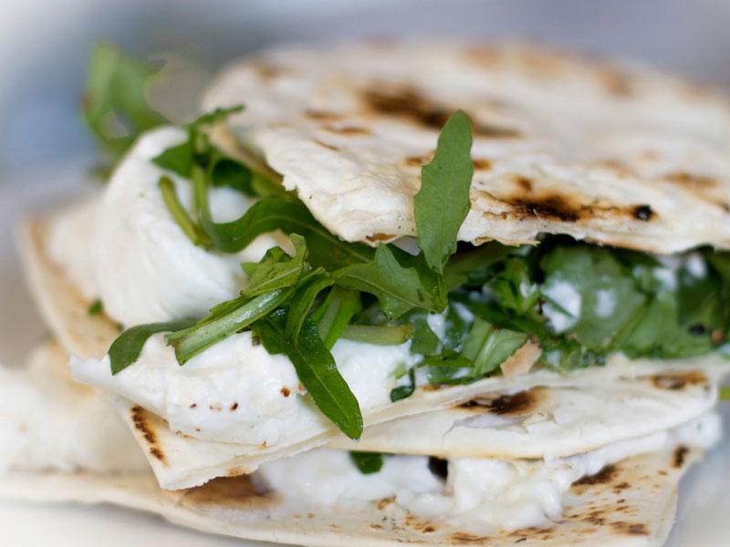 Piadina con rucola e mozzarella, fresca e gustosa.